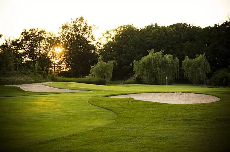 Obiekty w okolicach pola golfowego na prestiżowe szkolenie&nbsp;