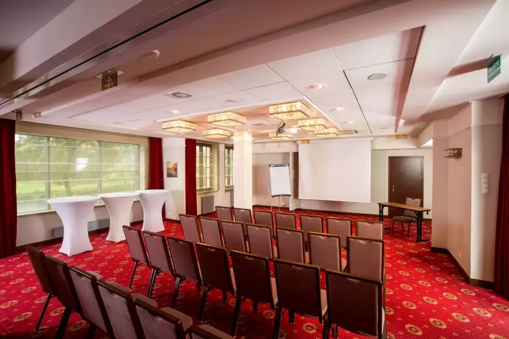 Kt&oacute;re sale w wojew&oacute;dztwie kujawsko-pomorskim mieszczą około 100 uczestnik&oacute;w?