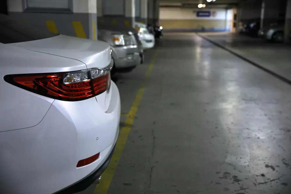 Jakie miejsca spotkań w regionie lubuskim dysponują własnym parkingiem?