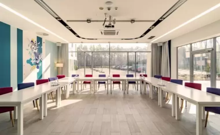 Gdzie w tej części wojew&oacute;dztwa dostępne są przestrzenie konferencyjne na 200 os&oacute;b?