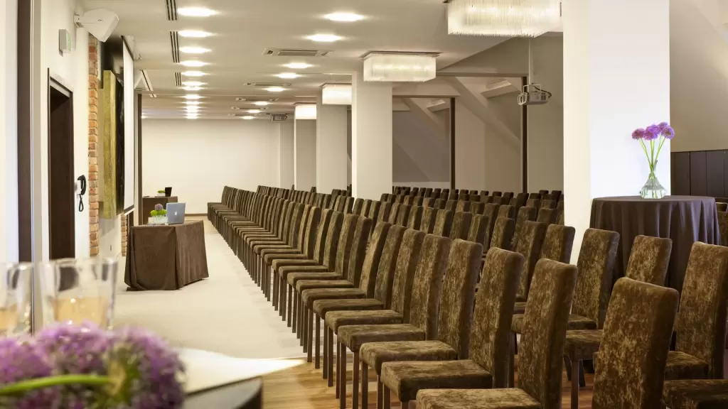 Kt&oacute;re przestrzenie konferencyjne w wielkopolskich stronach posiadają sale konferencyjne na 100 os&oacute;b?