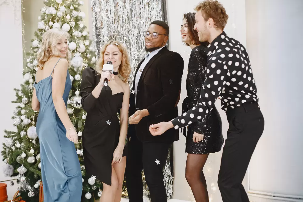 Małopolskie zespoły, kt&oacute;re śpiewają kolędy na żywo podczas firmowego spotkania świątecznego